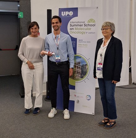Il dr. Casadei (3° anno ) riceve il premio 'best abstract' dalle mani della prof.ssa Gennari in occasione della 5° edizione della International Summer School on Molecular Oncology - 10-13 Settembre 2025, Pallanza (VB)